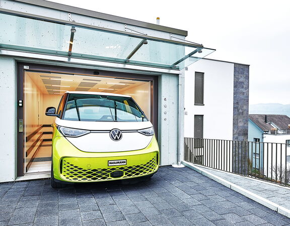 Autoaufzug mit VW-Bus