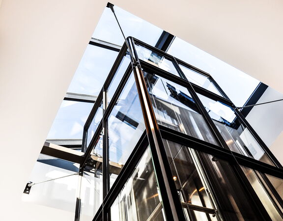 Glaslift mit Blick unters Glasdach