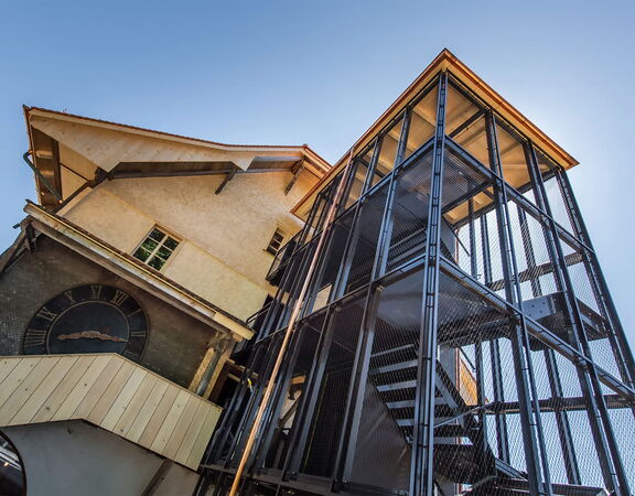 Anbau an altem Bauernhaus mit Treppenhaus und Liftschacht