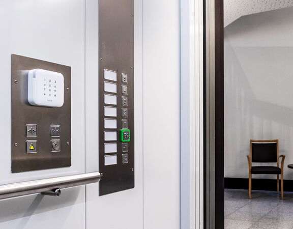 Liftkabine mit Codeeingabebox