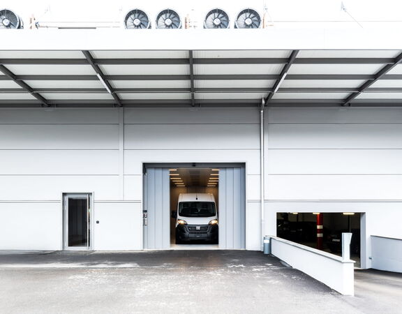 Autolift mit sich öffnender Tür