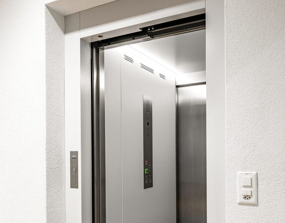 Standardaufzug Kabine Blick auf Taster