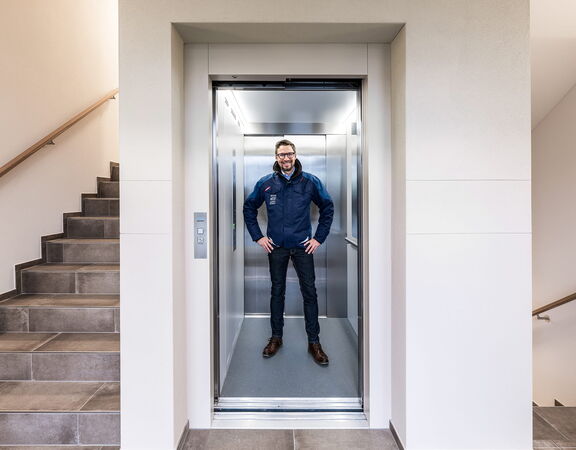 Haslimann-Mitarbeiter im Standardaufzug