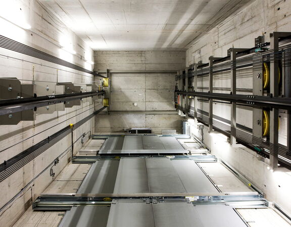 Blick in Liftschacht eines Lastenaufzugs