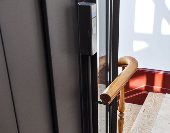 Altes Treppenhaus mit neuem Personenlift